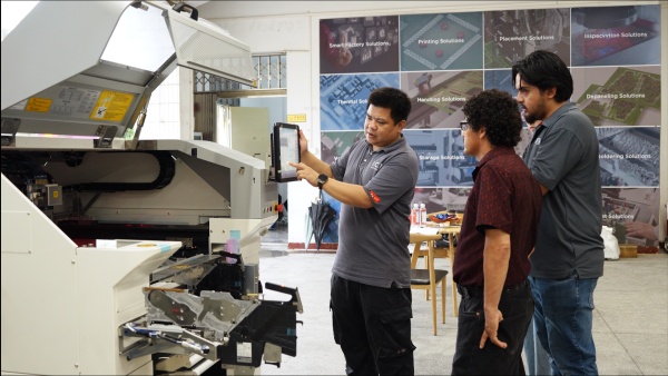 ICT melengkapi bimbingan teknis pada peralatan SMT