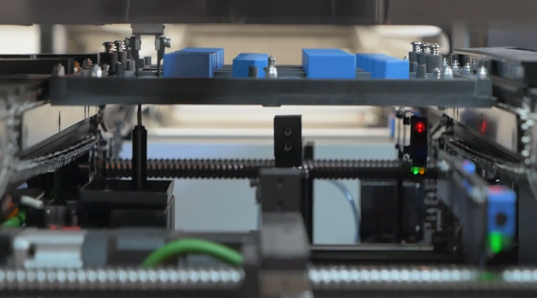 Mesin penyisipan THT