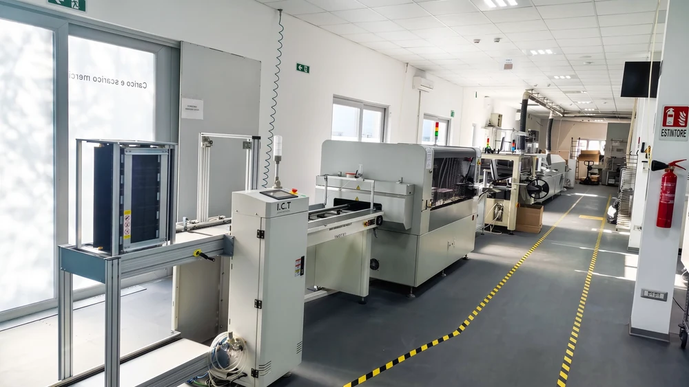 Lini produksi SMT strip LED fleksibel ICT dan oven reflow vakum dipasang di pabrik pelanggan di Italia