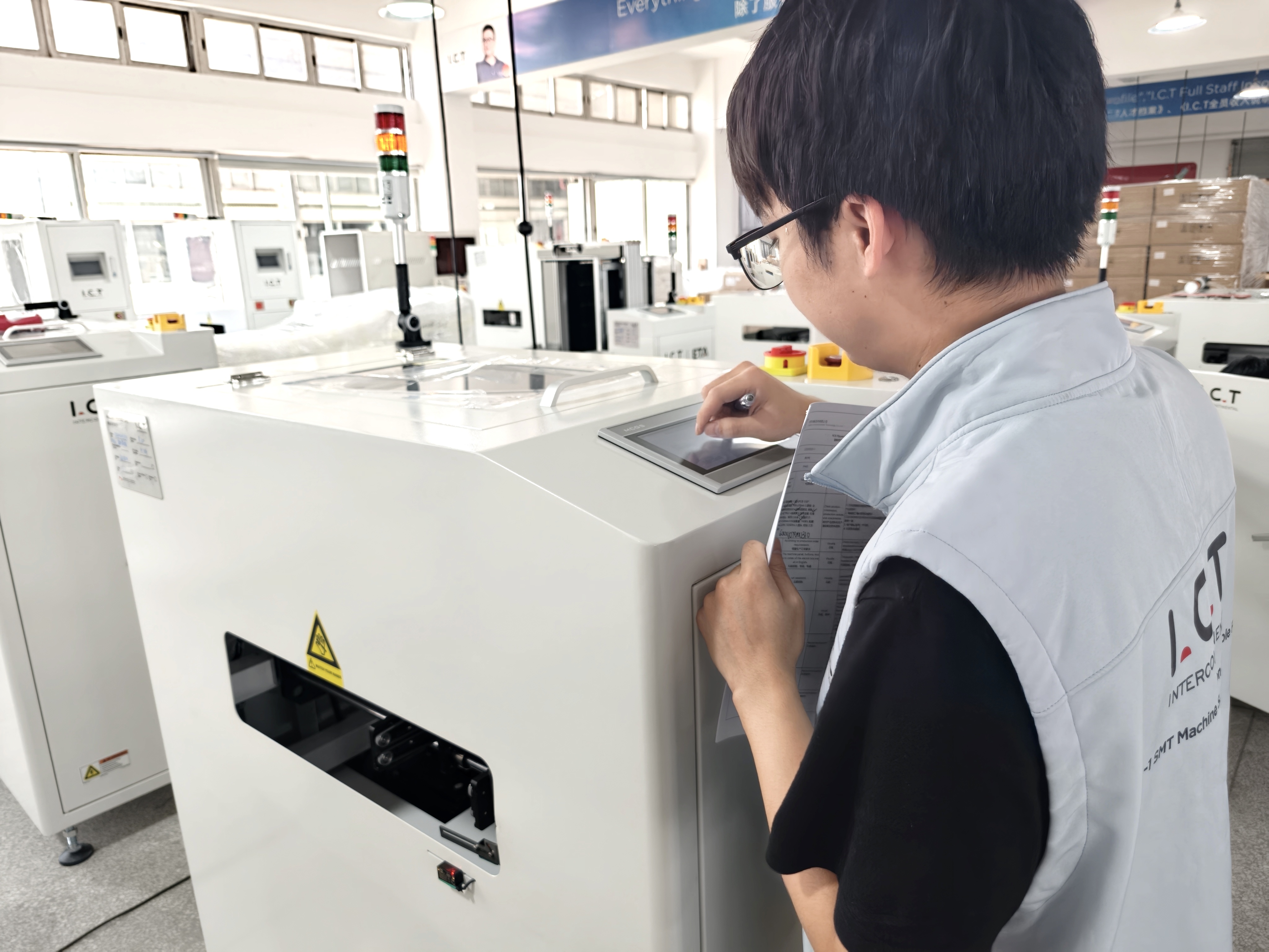 Insinyur ICT Menyelesaikan Inspeksi Pra-Pengiriman untuk Mesin Coating Flipper (2).jpg